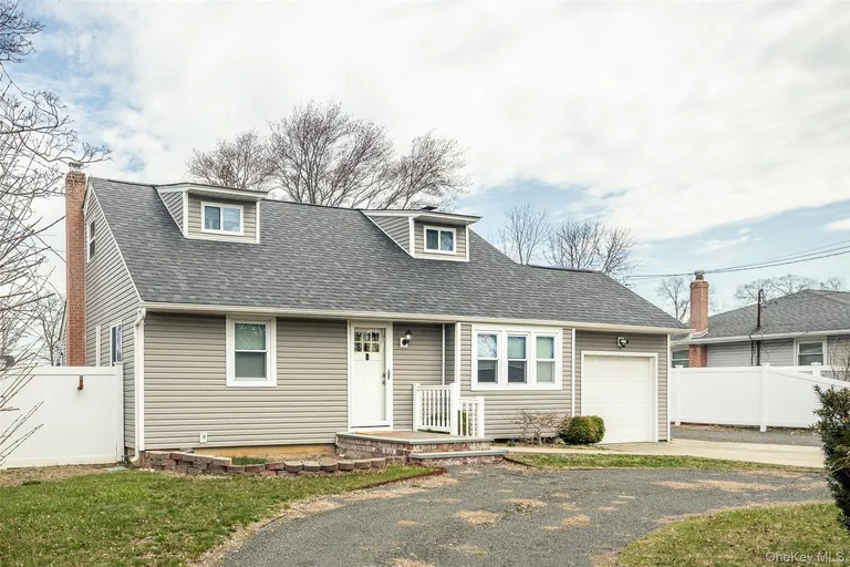 167 Union Ave, Holbrook, NY 11741