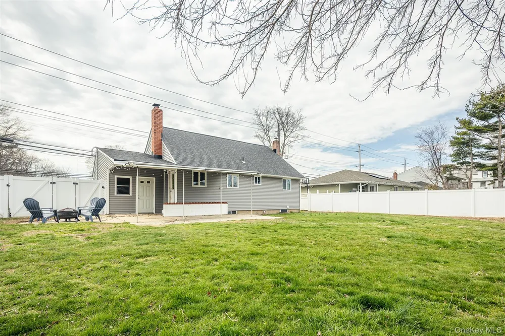 167 Union Ave, Holbrook, NY 11741