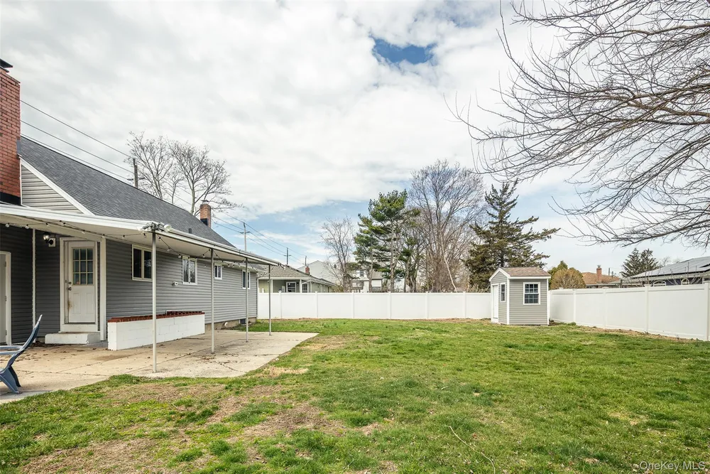 167 Union Ave, Holbrook, NY 11741