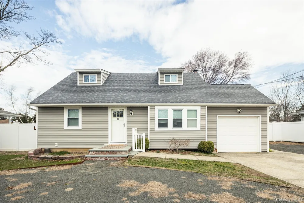 167 Union Ave, Holbrook, NY 11741