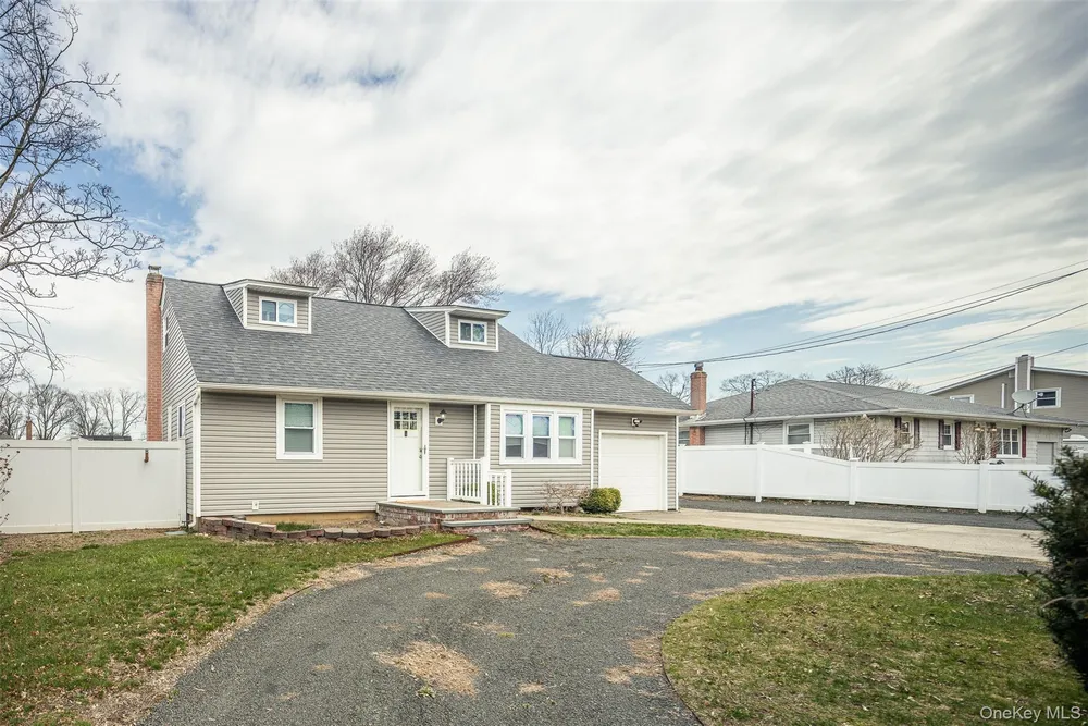167 Union Ave, Holbrook, NY 11741