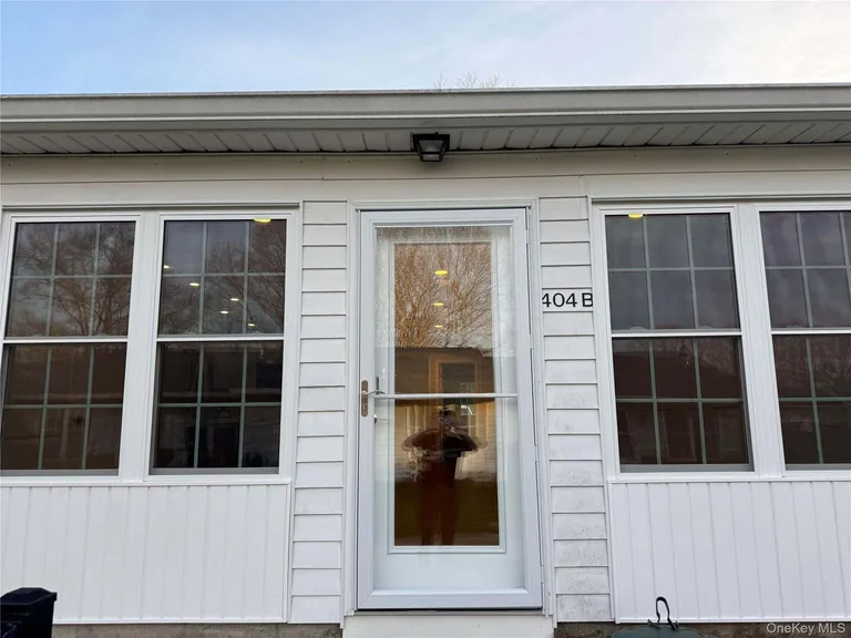 404 Woodbridge Dr, Ridge, NY 11961