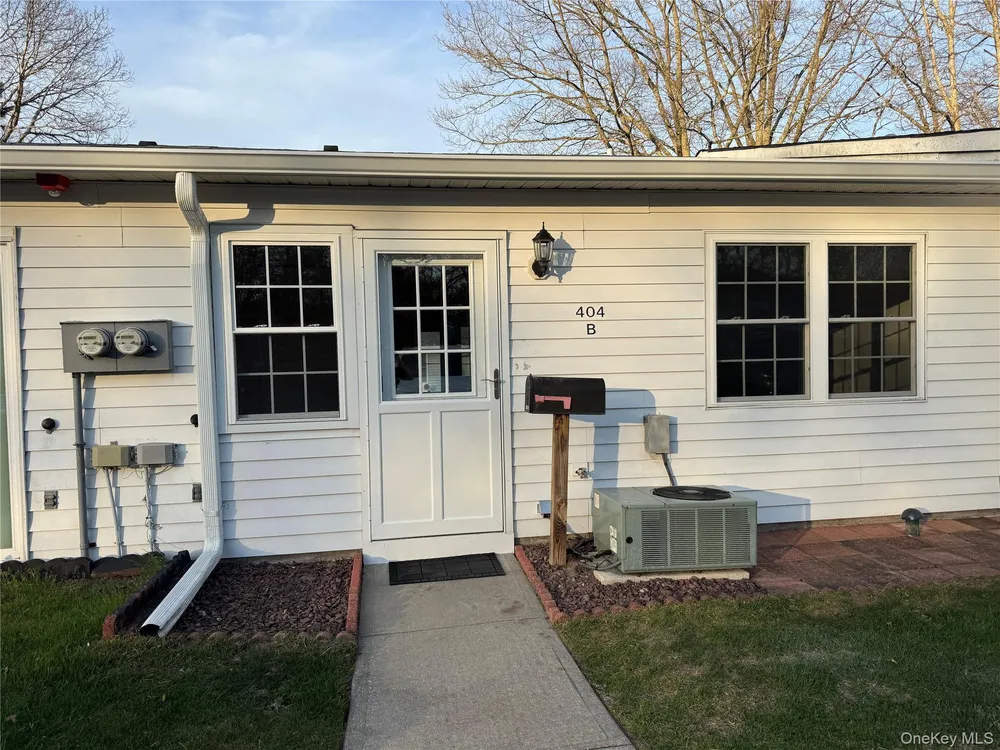 404 Woodbridge Dr, Ridge, NY 11961