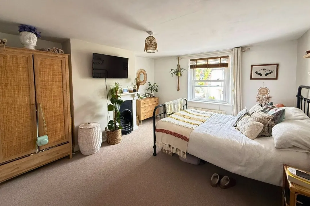 https://mr0.homeflow-assets.co.uk/files/photo/image/47324/5095/_x_/TOP260111_07.jpg