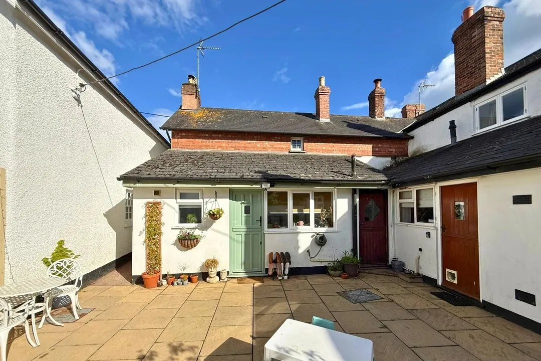 https://mr0.homeflow-assets.co.uk/files/photo/image/47324/5103/_x_/TOP260111_08.jpg