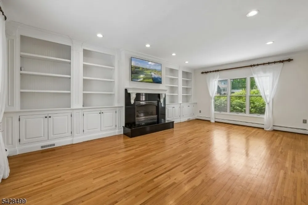 5 Francesca Ct, East Hanover, NJ 07936