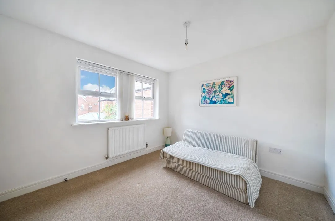 https://mr0.homeflow-assets.co.uk/files/photo/image/47326/7669/_x_/SOU260039_04.jpg