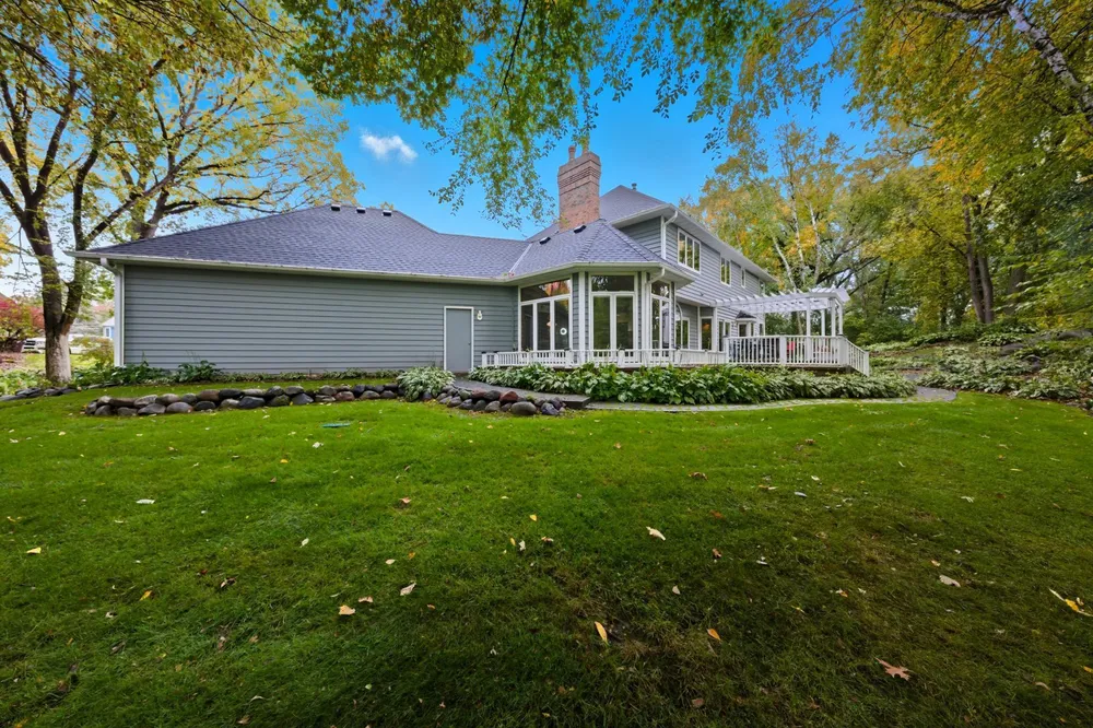 1438 Kings Wood Rd, Eagan, MN 55122