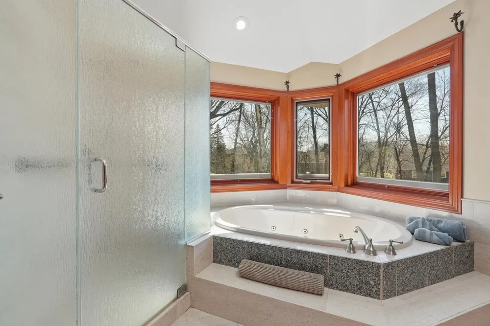 1438 Kings Wood Rd, Eagan, MN 55122