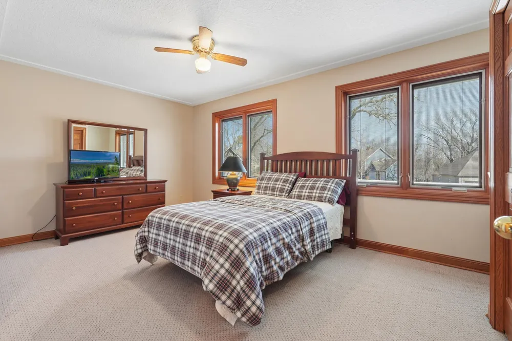 1438 Kings Wood Rd, Eagan, MN 55122
