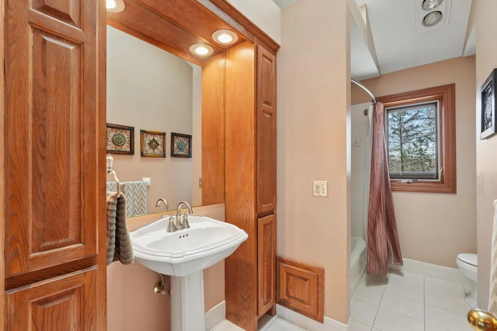1438 Kings Wood Rd, Eagan, MN 55122