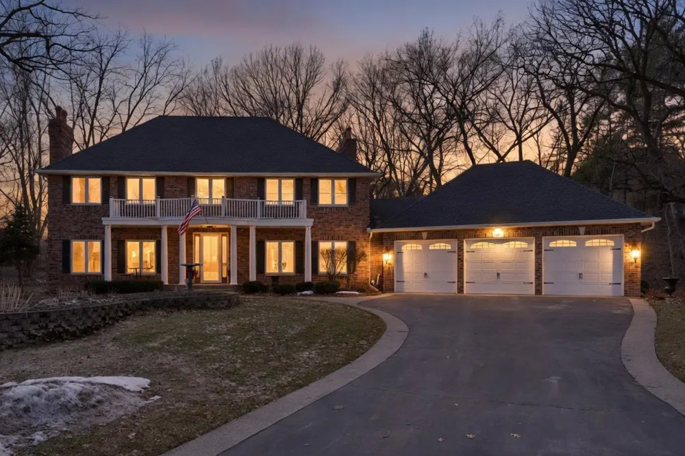 1438 Kings Wood Rd, Eagan, MN 55122