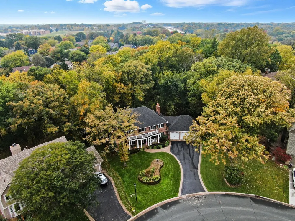 1438 Kings Wood Rd, Eagan, MN 55122
