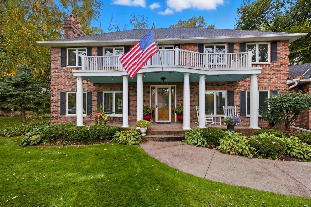 1438 Kings Wood Rd, Eagan, MN 55122