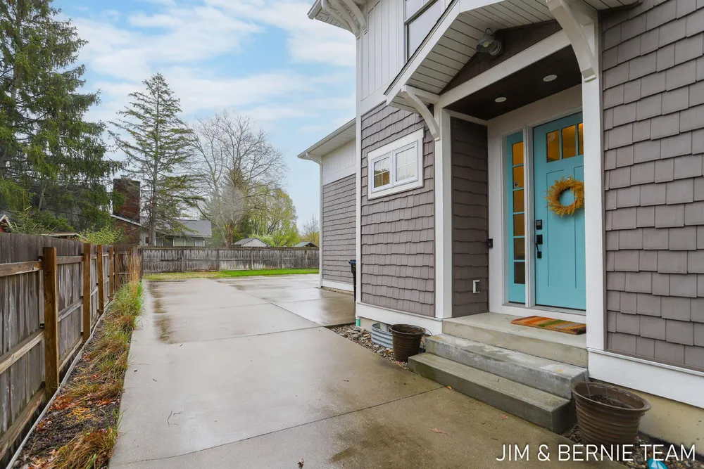 153 Elizabeth St, Saugatuck, MI 49453-9656