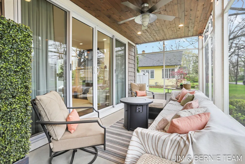 153 Elizabeth St, Saugatuck, MI 49453-9656