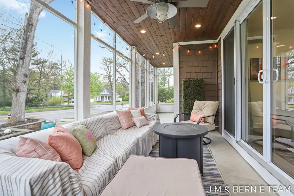 153 Elizabeth St, Saugatuck, MI 49453-9656