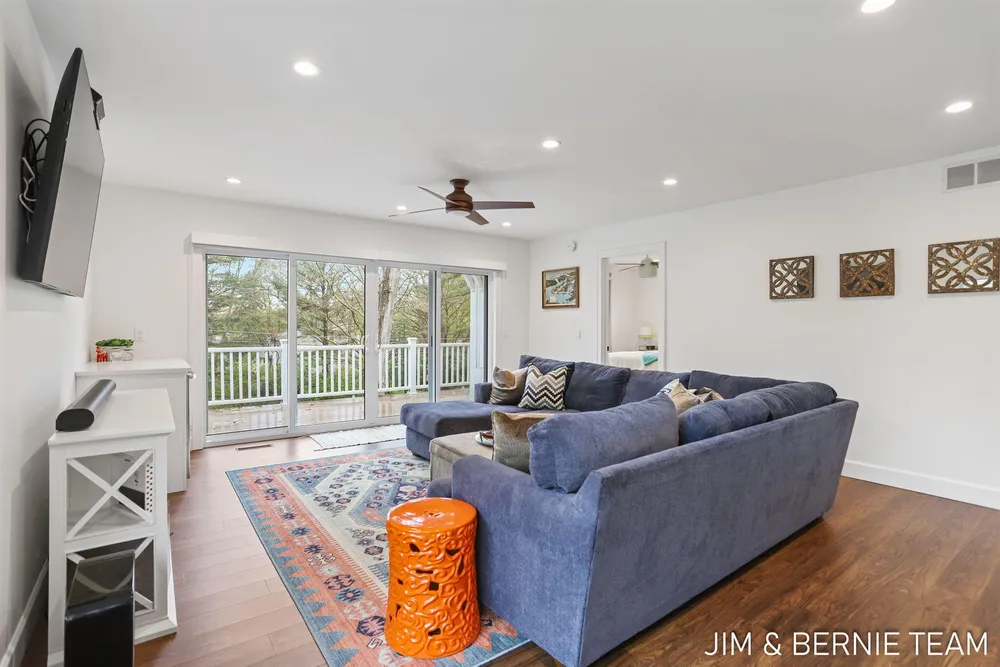 153 Elizabeth St, Saugatuck, MI 49453-9656