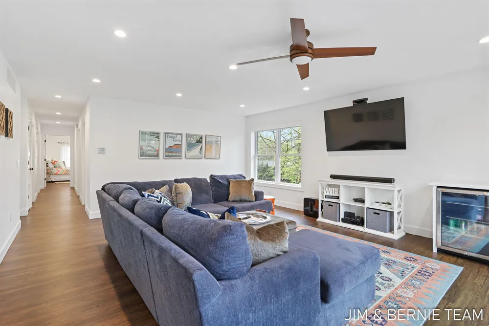 153 Elizabeth St, Saugatuck, MI 49453-9656