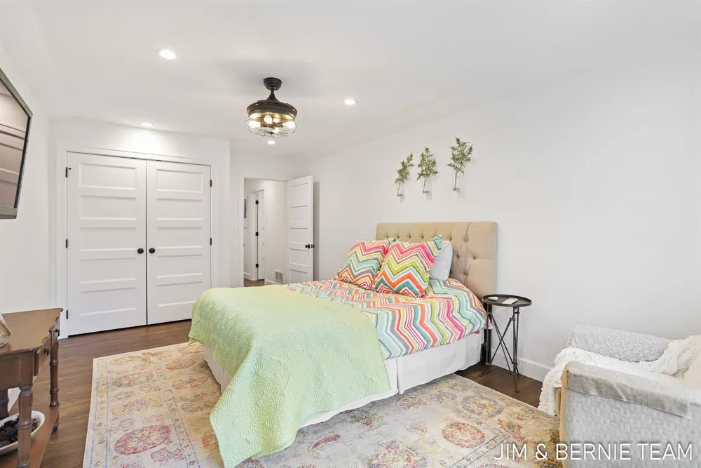 153 Elizabeth St, Saugatuck, MI 49453-9656