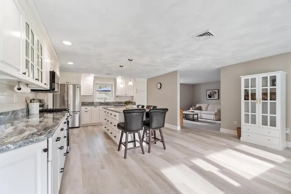 15 San Mateo Dr, Chelmsford, MA 01824