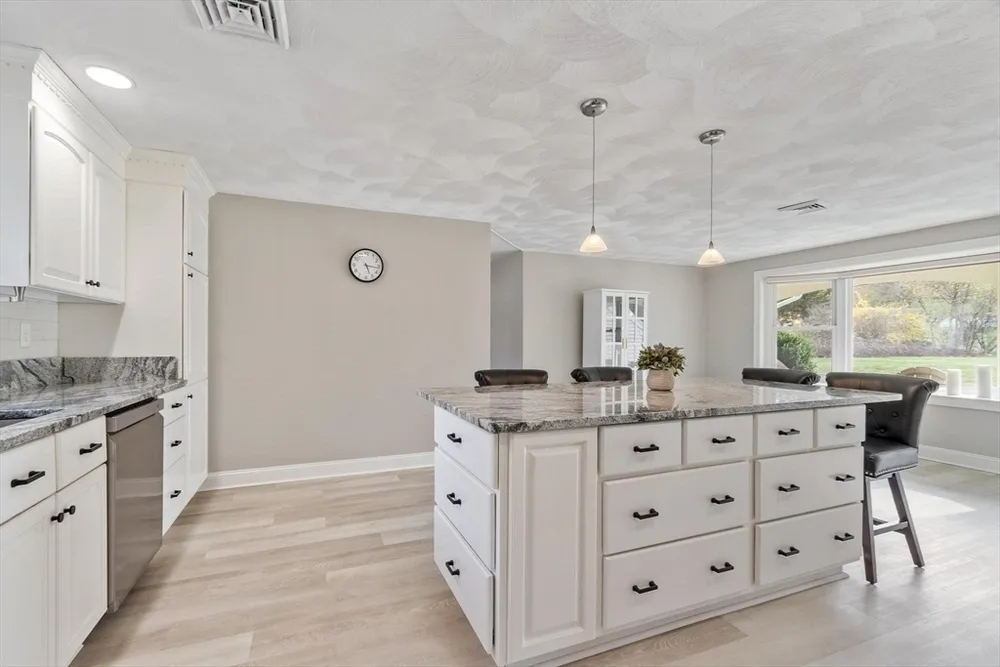15 San Mateo Dr, Chelmsford, MA 01824