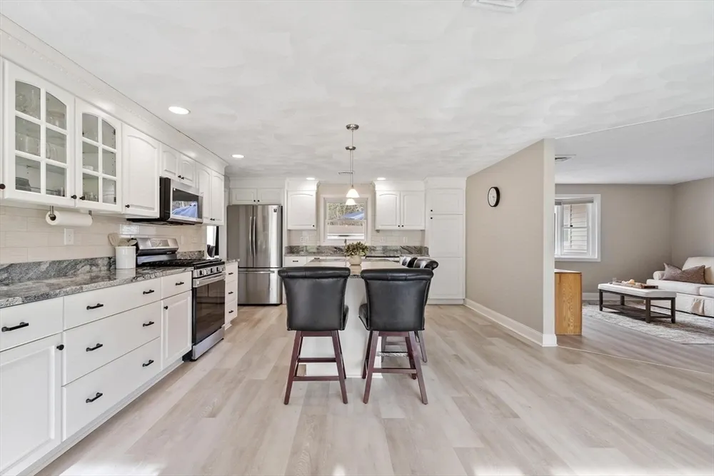 15 San Mateo Dr, Chelmsford, MA 01824
