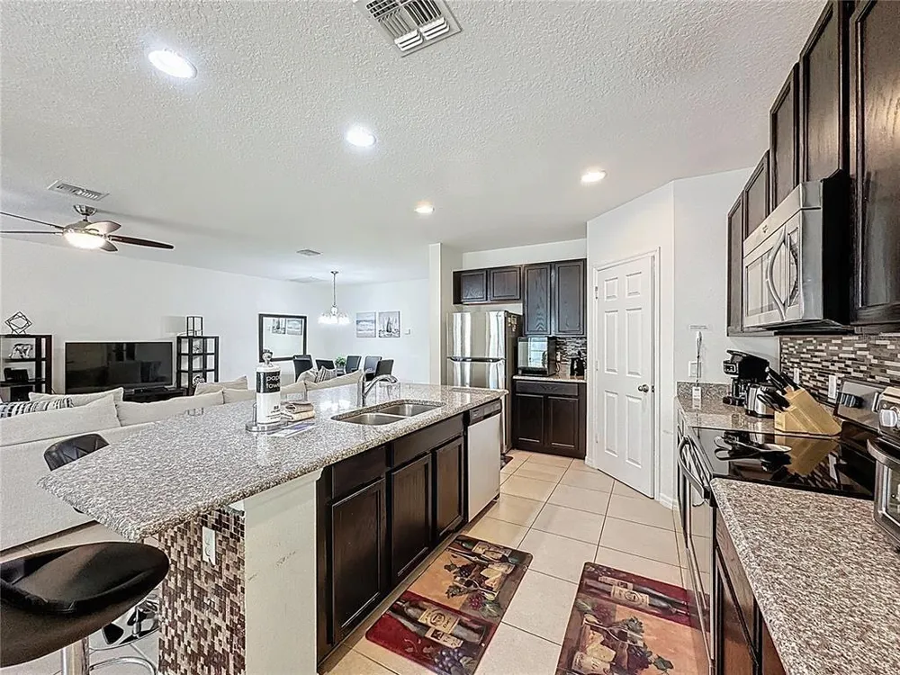1346 Yorkshire Ct, Davenport, FL 33896
