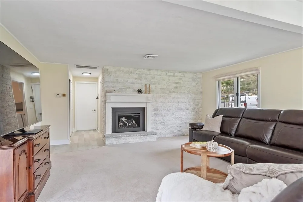 15 San Mateo Dr, Chelmsford, MA 01824