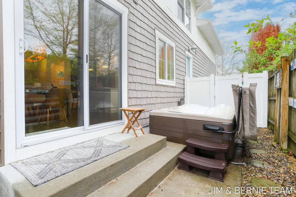 153 Elizabeth St, Saugatuck, MI 49453-9656