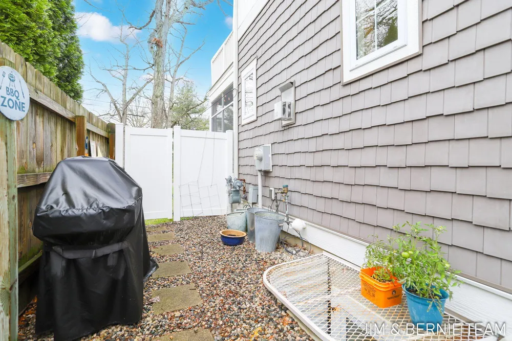 153 Elizabeth St, Saugatuck, MI 49453-9656