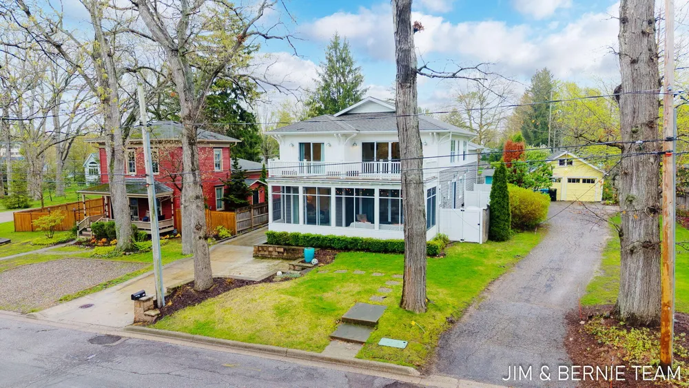 153 Elizabeth St, Saugatuck, MI 49453-9656