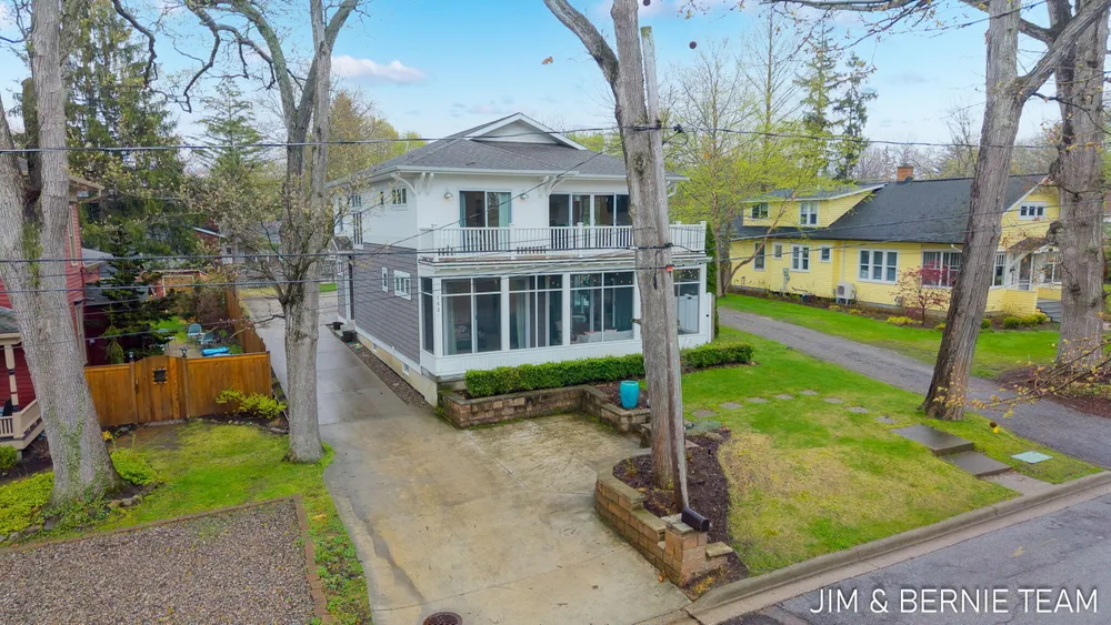 153 Elizabeth St, Saugatuck, MI 49453-9656