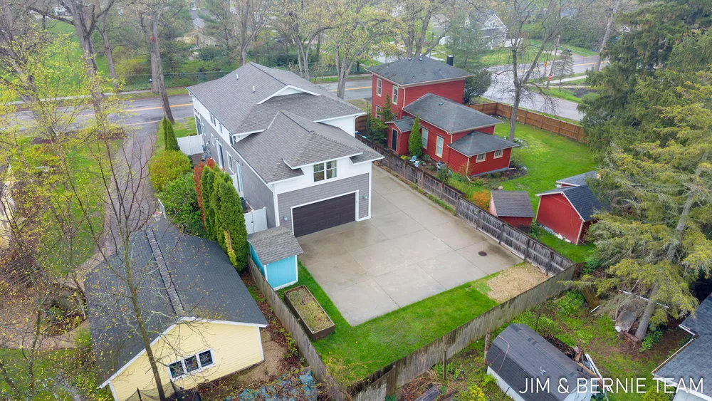 153 Elizabeth St, Saugatuck, MI 49453-9656