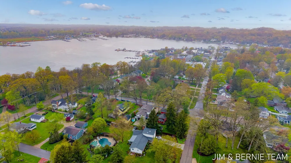 153 Elizabeth St, Saugatuck, MI 49453-9656