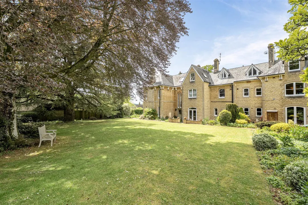 https://mr0.homeflow-assets.co.uk/files/photo/image/47335/7453/_x_/fQf9fvSBskWWRFndrbcMbA.jpg