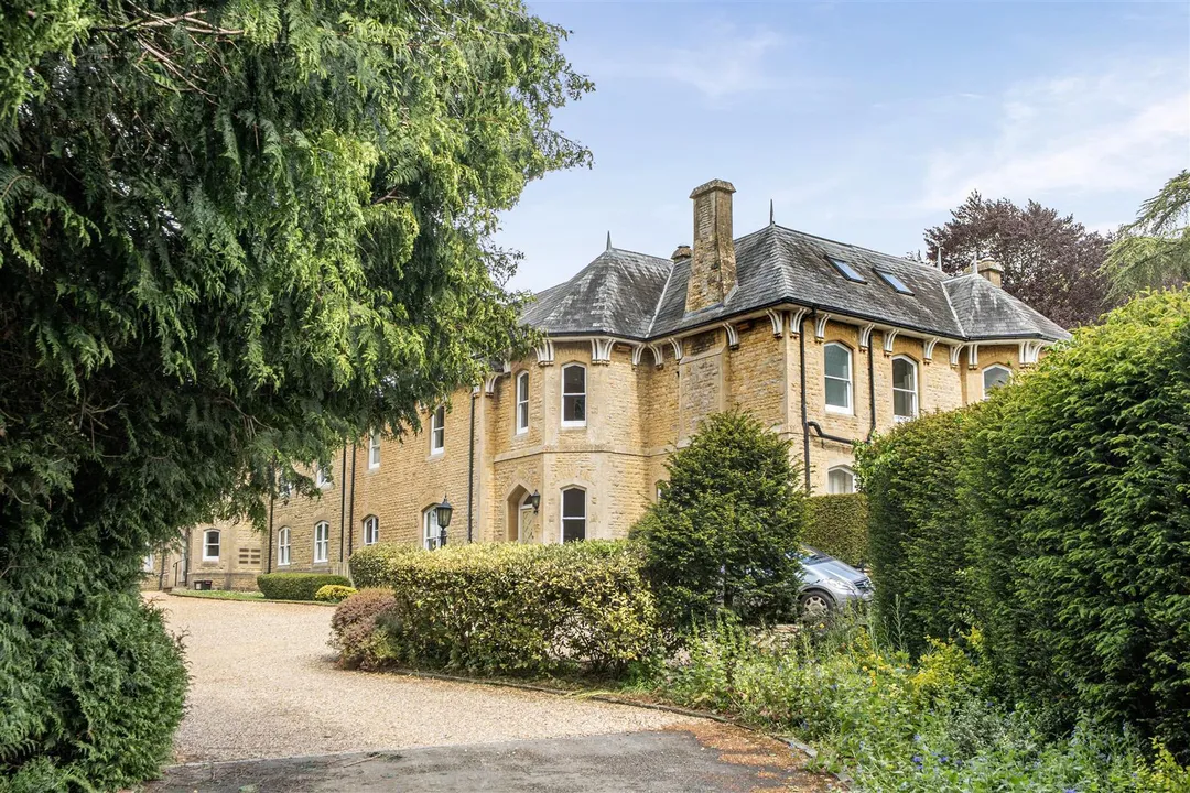 https://mr0.homeflow-assets.co.uk/files/photo/image/47335/7460/_x_/Rd3mhr-FREKPo81hdsdyHQ.jpg