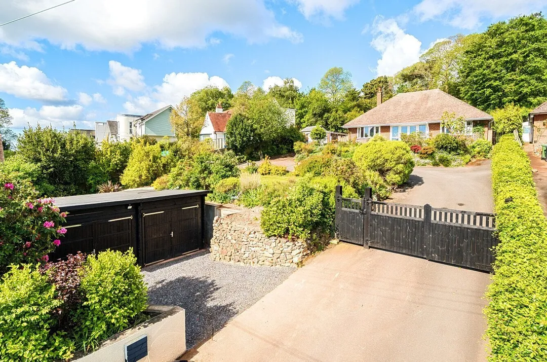 https://mr0.homeflow-assets.co.uk/files/photo/image/47337/8529/_x_/TOP260046_39.jpg