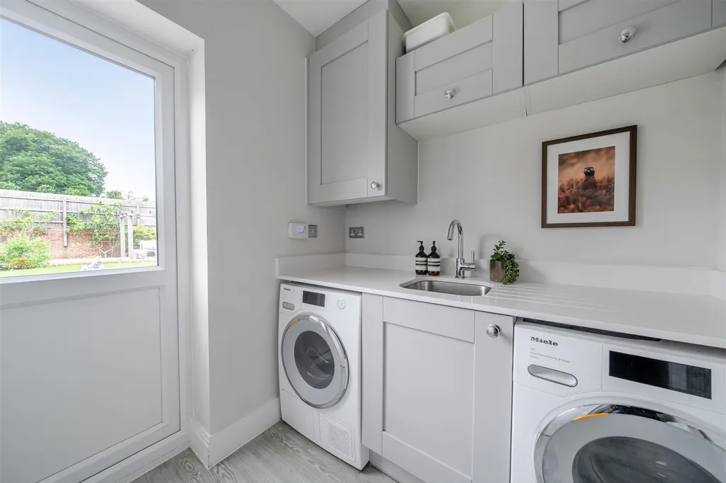 4 Bedroom Detached For Sale: Tennyson Way, Grayshott