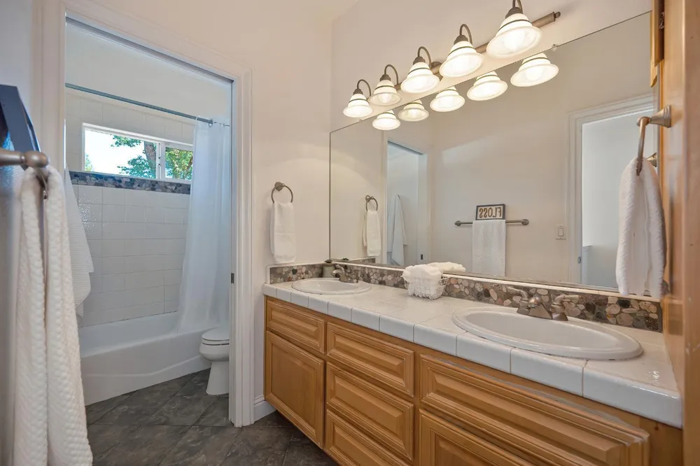 8484 Cobble Creek Ln, Orangevale, CA 95662