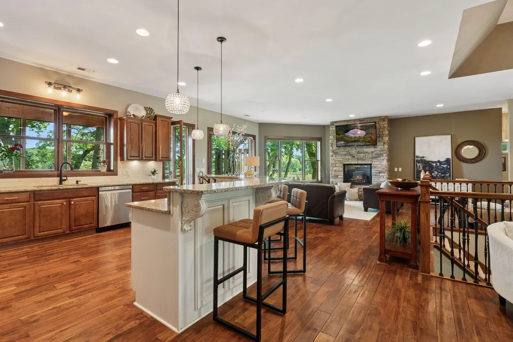 19900 Cottagewood Rd, Deephaven, MN 55331