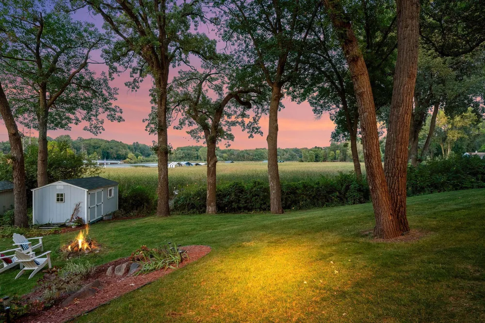 19900 Cottagewood Rd, Deephaven, MN 55331