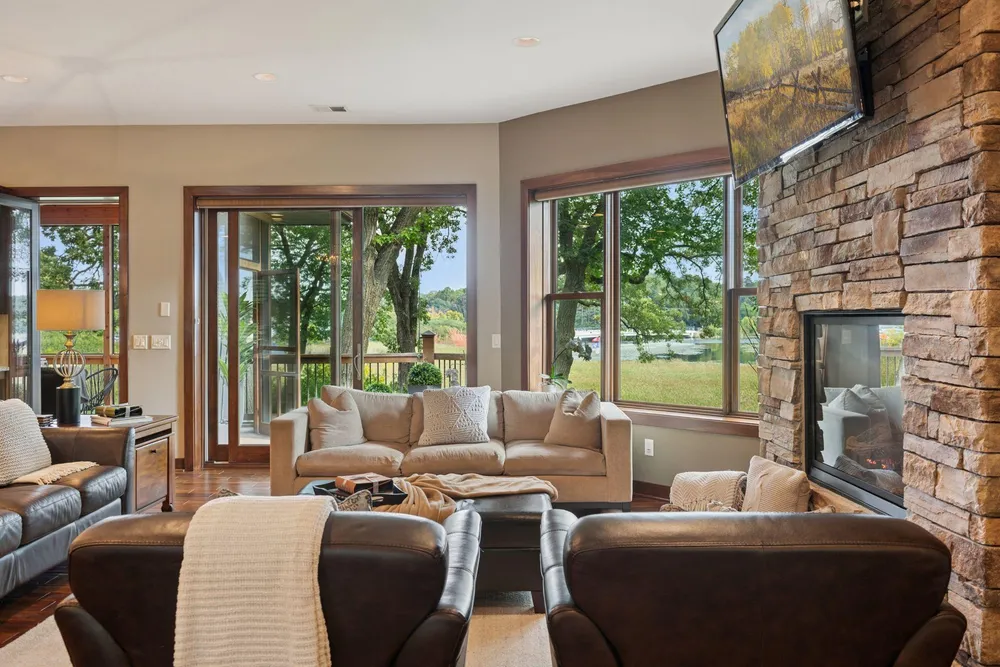 19900 Cottagewood Rd, Deephaven, MN 55331