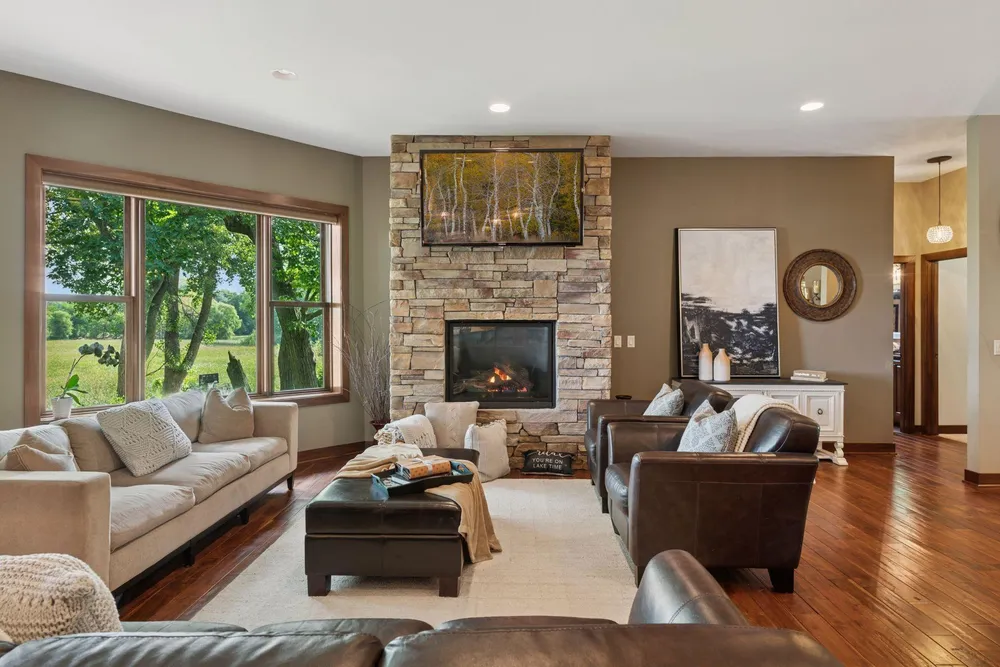 19900 Cottagewood Rd, Deephaven, MN 55331