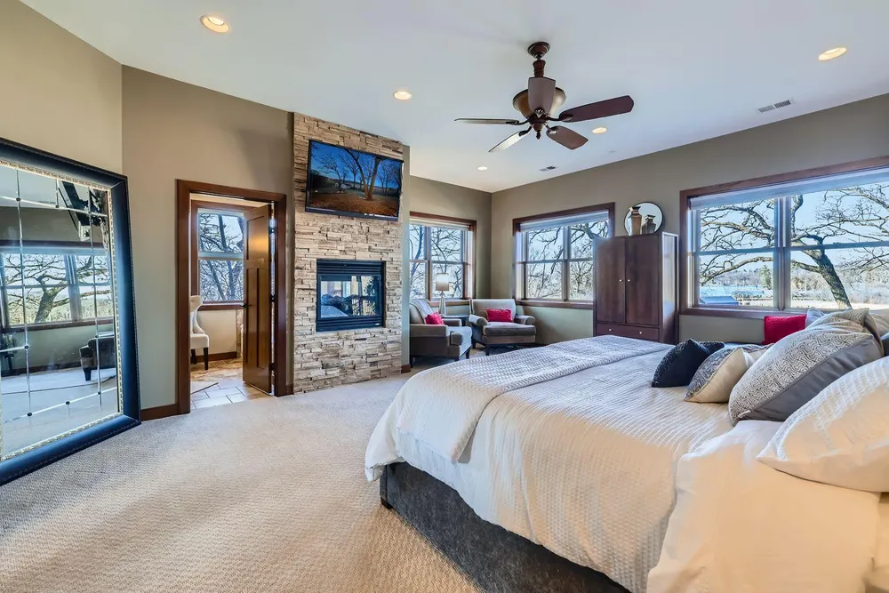19900 Cottagewood Rd, Deephaven, MN 55331