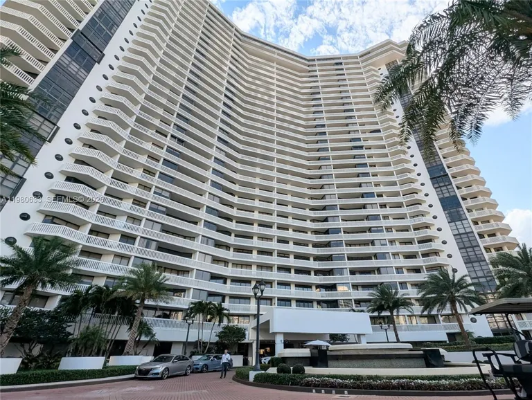 1000 W Island Blvd, Aventura, FL 33160
