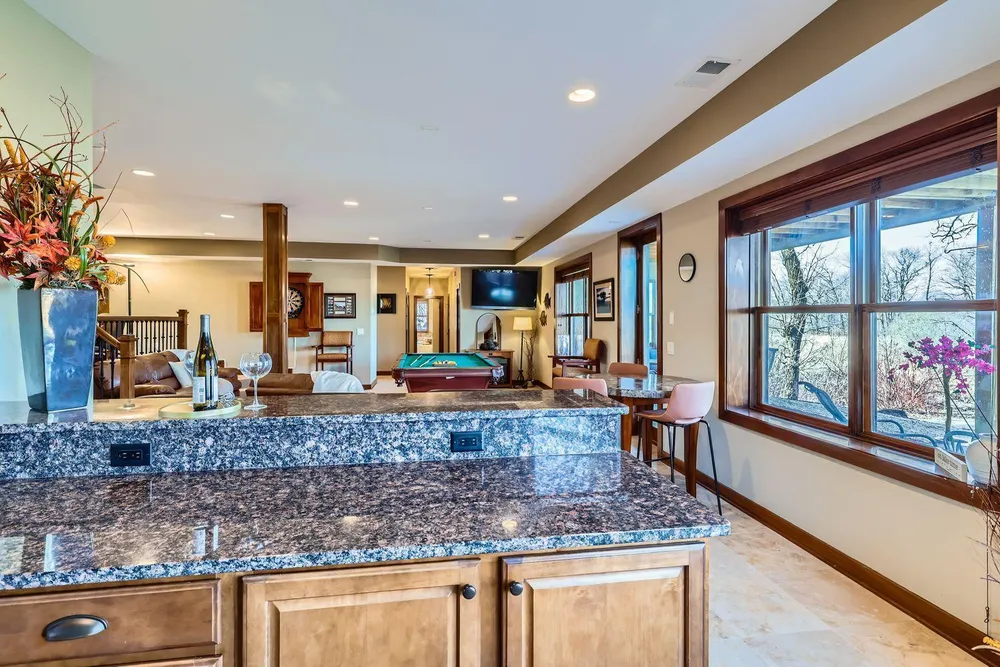 19900 Cottagewood Rd, Deephaven, MN 55331