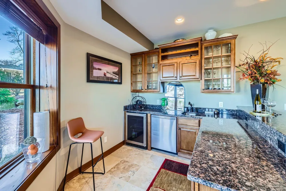 19900 Cottagewood Rd, Deephaven, MN 55331
