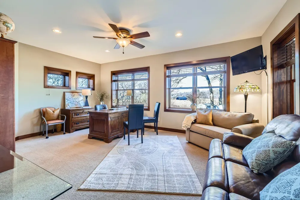 19900 Cottagewood Rd, Deephaven, MN 55331