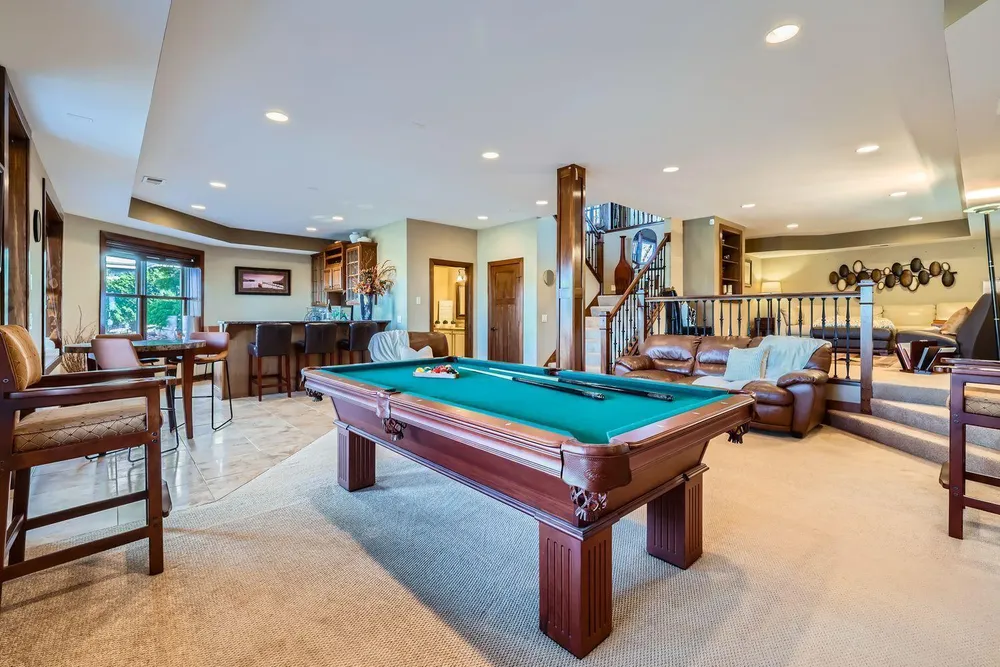 19900 Cottagewood Rd, Deephaven, MN 55331